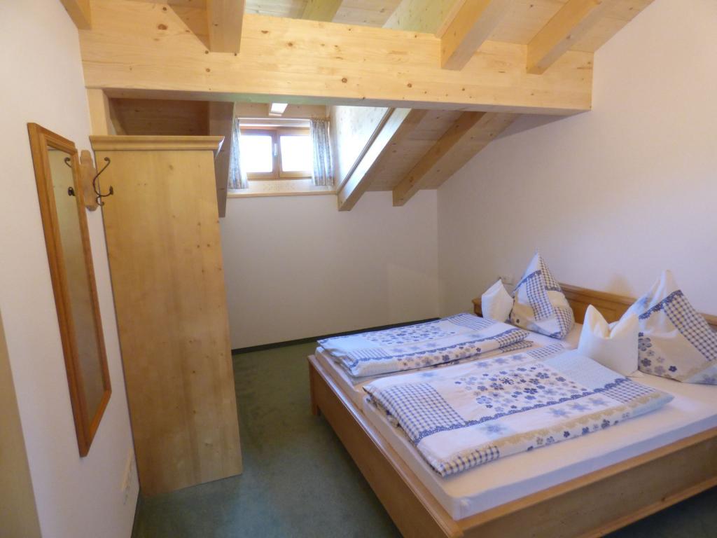 Das Schlafzimmer der Ferienwohnung Hochkalter im Kierngaßlehen in Schönau am Königssee