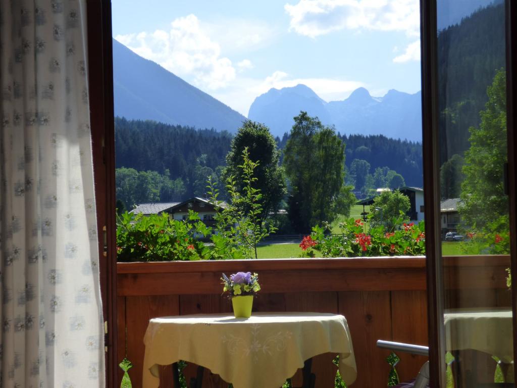 Ein Blick vom Balkon der Ferienwohnung Kehlstein im Kierngaßlehen in Schönau am Königssee