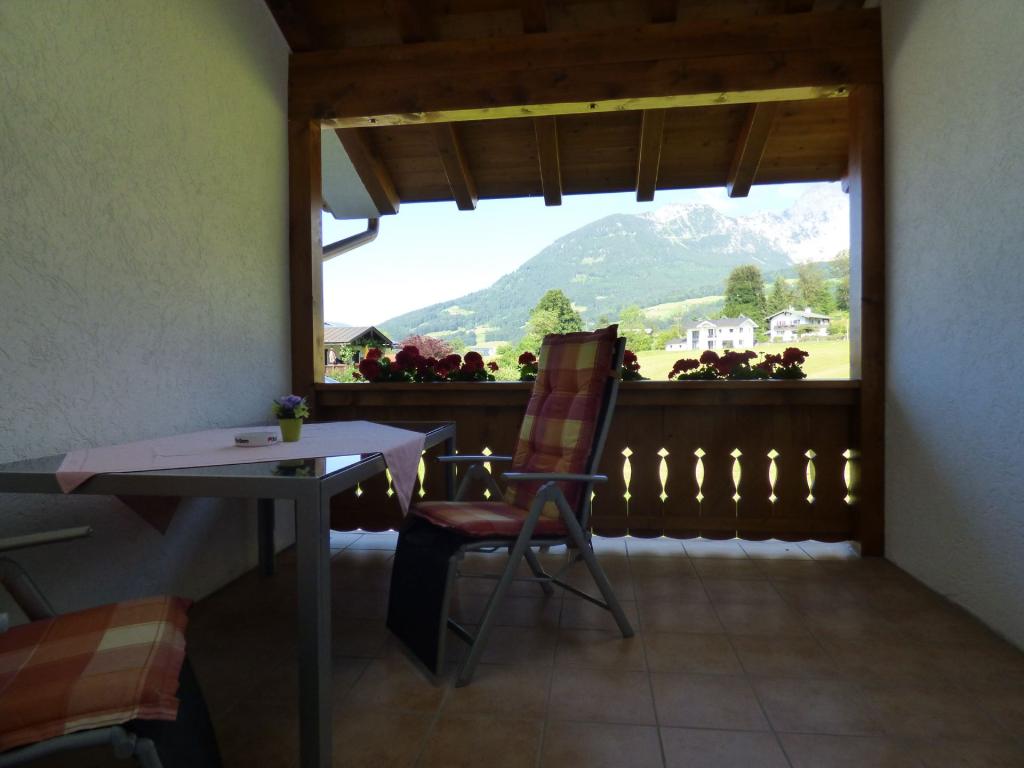 Ein Blick vom überdachten Freisitz der Ferienwohnung Kehlstein im Kierngaßlehen in Schönau am Königssee