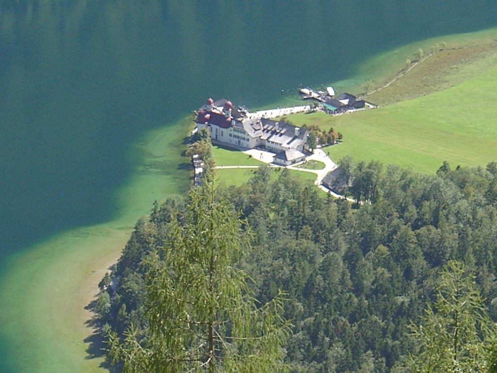 Ein Blick auf St. Barthomolä am Königssee...